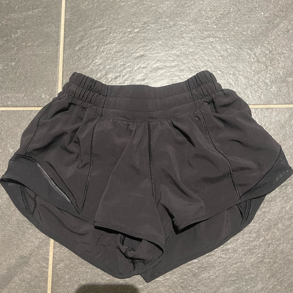 HARDLY WORN BLACK SIZE 2 LULULEMON HOTTIE HOTS PERFECT CONDITION